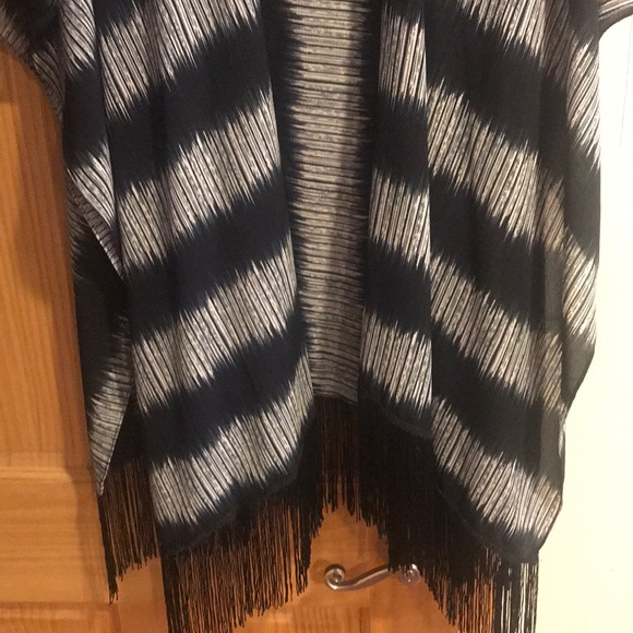 Guess scarf/beach wrap/Shrug - Picture 3 of 4